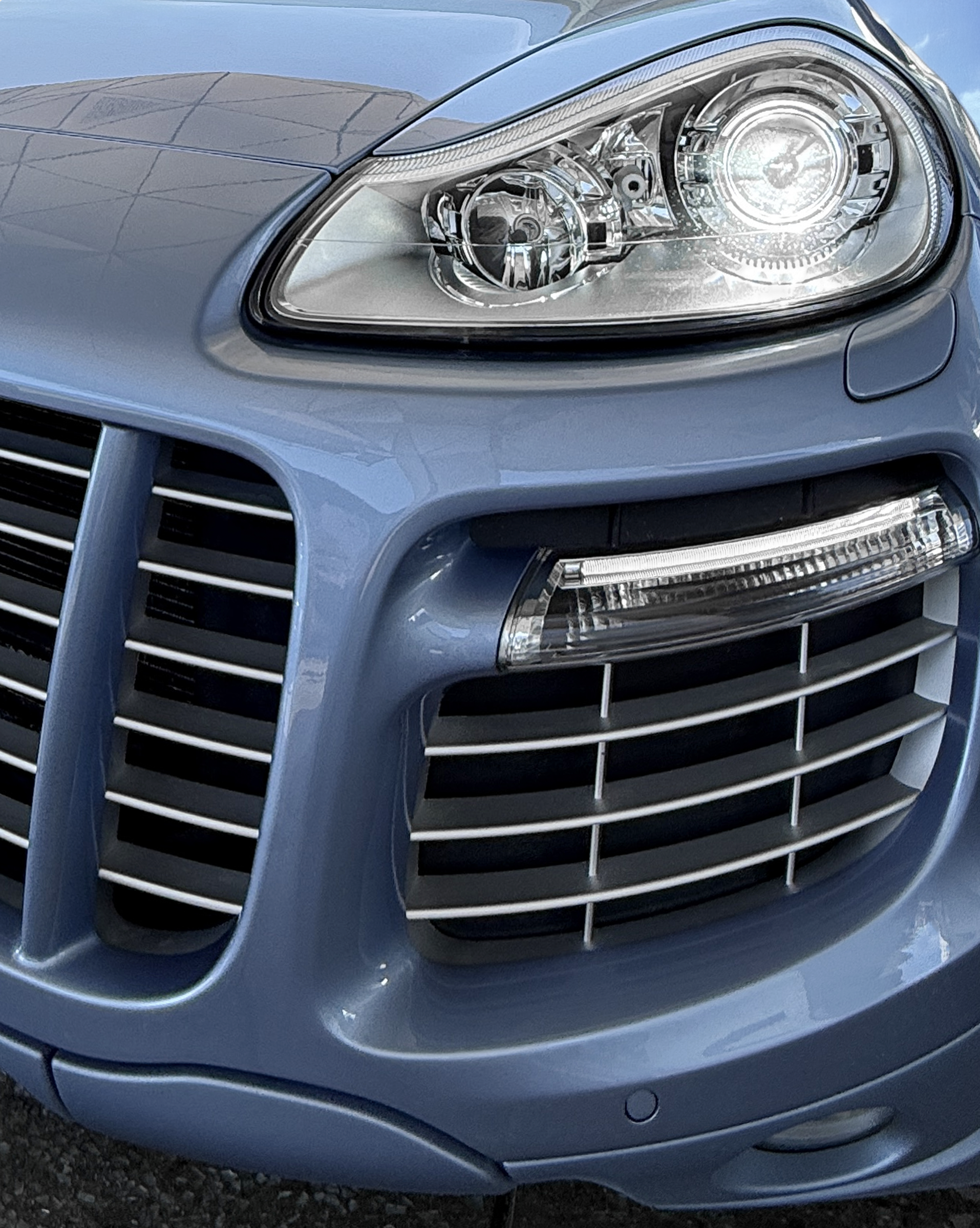 TOY 01 Cayenne in Monterey Silver